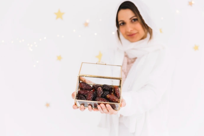 طريقة حفظ التمر المجدول Hanawa Medjool Dates في عبوة محكمة للحفاظ على الطراوة